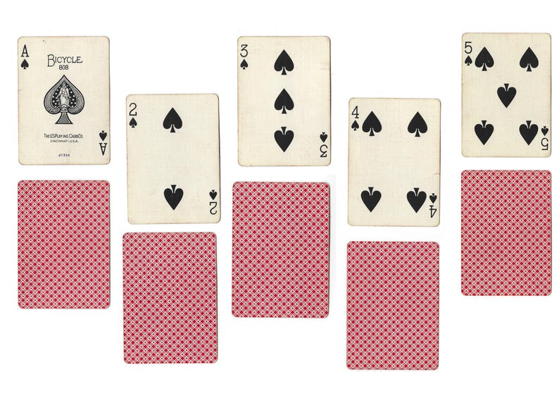 Puede incluir: Un juego de cartas de juego con el palo de picas. Las cartas incluyen el As, el 2, el 3, el 4, el 5 y la Reina de picas. Las cartas est&aacute;n dispuestas en una fila, con el As a la izquierda y la Reina a la derecha. Las cartas est&aacute;n sobre un fondo con estampado rojo y blanco.