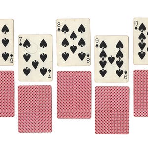 Puede incluir: Un juego de diez cartas de juego, todas de picas, con los n&uacute;meros del 6 al 10. Las cartas est&aacute;n dispuestas en fila, con el 6 de picas a la izquierda y el 10 de picas a la derecha. Las cartas est&aacute;n todas boca arriba, y los palos son visibles.