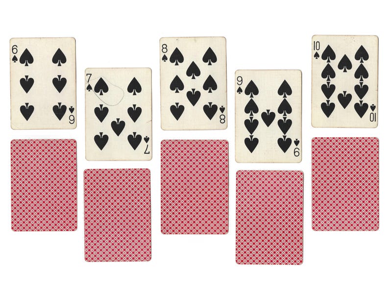 Puede incluir: Un juego de diez cartas de juego, todas de picas, con los n&uacute;meros del 6 al 10. Las cartas est&aacute;n dispuestas en fila, con el 6 de picas a la izquierda y el 10 de picas a la derecha. Las cartas est&aacute;n todas boca arriba, y los palos son visibles.