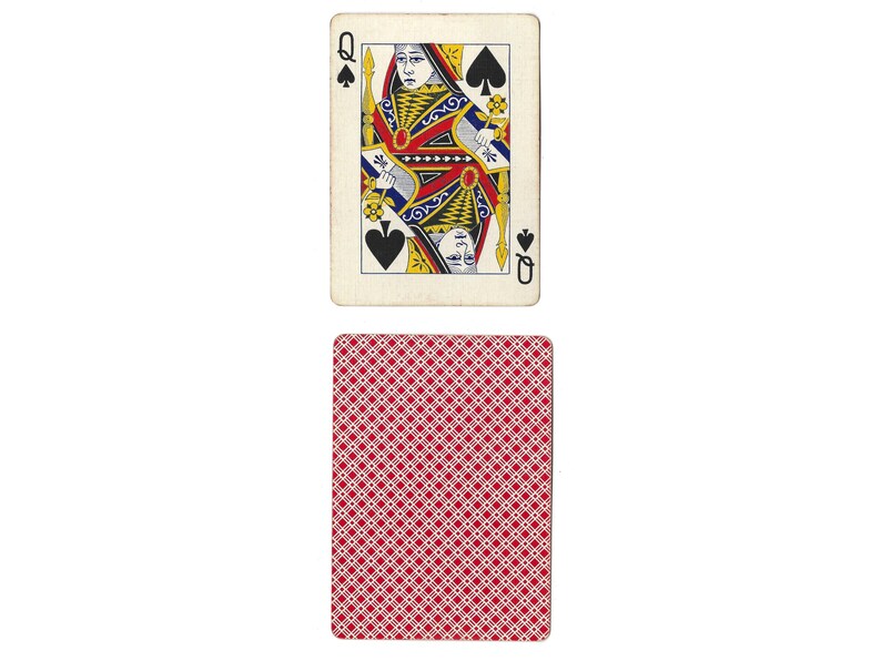 Puede incluir: Carta de juego de la reina de picas con un dorso de patr&oacute;n rojo y blanco.