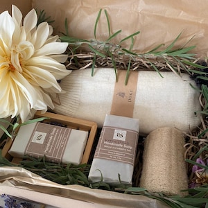 Pamper Gift Set for Her, Handmade Gift for Woman, Natural Cosmetics Hamper for Her, SPA Gift Box for Her, Bath Accessories Set for Her