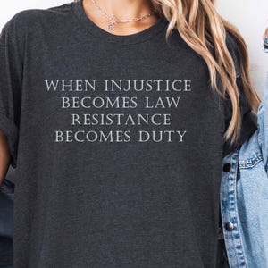 Wenn Ungerechtigkeit zum Gesetz wird, wird Widerstand zur Pflicht T-Shirt, feministisches Widerstands-Shirt, soziale Gerechtigkeits-Hemd, Protest-Hemd, Pro Wahl-T-Stück