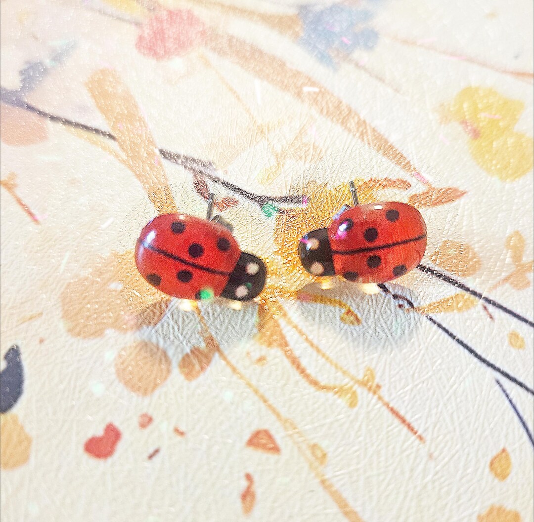 幸せのテントウムシポストピアス てんとう虫スタッドピアス：ステンレススチール製ポスト、幸運のお守り
