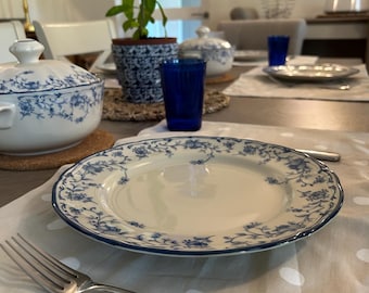 Set van 8 placemats. Beige stippenprint.