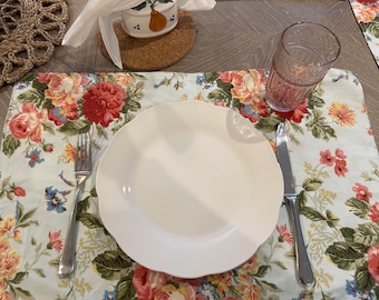 Een set van 8 placemats. Prachtige landelijke rozen gedrukt op katoen. Geeft de tafellook direct een boost.