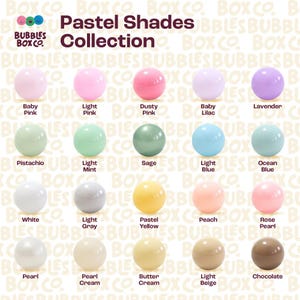 Könnte beinhalten: Eine Sammlung pastellfarbener Kugeln, jede mit einem eindeutigen Namen versehen. Die Farbpalette umfasst Rosa-, Grün-, Blau-, Gelb- und Neutraltöne. Der Text "Pastel Shades Collection" wird oben angezeigt.