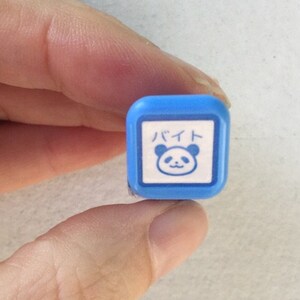 以下が含まれることがあります： 青い正方形のスタンプで、パンダの顔と白い文字で「パンダ」と書かれています。