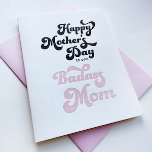 Badass Mom - Cartão de felicitações do Dia das Mães em tipografia