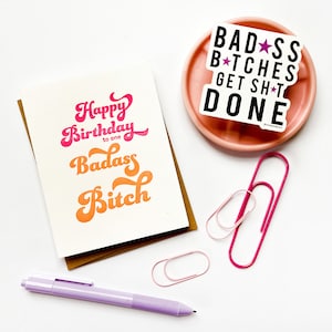 Aniversário da Badass Bitch - Cartão de Aniversário com Impressão Tipográfica