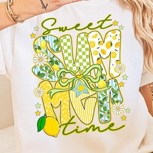 Puede incluir: Camiseta blanca con un diseño gráfico de las palabras "Sweet Summer Time" en amarillo y verde con limones y flores.