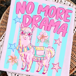 Könnte beinhalten: Rosa T-Shirt mit dem Schriftzug "NO MORE DRAMA" in Pink. Das T-Shirt zeigt ein rosa Lama mit herzförmiger Sonnenbrille, umgeben von Sternen und Blumen. Der Hintergrund hat hellrosa und blaue Streifen.