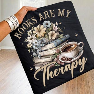 Puede incluir: Juego de tres tazas de cerámica con acabado mate moteado. Las tazas son de color crema, marrón claro y marrón oscuro. Diseño minimalista, ideal para café o té.