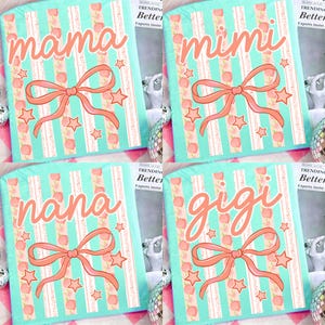 Puede incluir: Cuatro bolsas de regalo con las palabras "mama", "mimi", "nana" y "gigi" en cursiva. Cada bolsa tiene un fondo turquesa con rayas verticales y un patrón de melocotones y flores. Un lazo y estrellas color coral decoran cada bolsa.