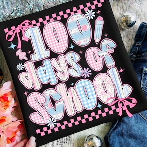 以下が含まれることがあります： カラフルな模様の「100 Days of School」という文字がプリントされた黒いTシャツ。ピンクとブルーのギンガムチェック、花柄、鉛筆のイラストがデザインされています。装飾用のリボンと星も含まれています。