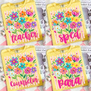 Könnte beinhalten: Gelbe T-Shirts mit floralen Designs und den Wörtern "teacher", "sped", "counselor" und "para" in rosa Schrift. Die floralen Arrangements umfassen rosa, orange, blaue und weiße Blumen mit grünen Blättern.