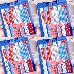 Puede incluir: Cuatro camisetas azules con la palabra "USA" en rojo y azul, con un lazo rosa. Las camisetas tienen un diseño patriótico con rayas y lunares. El texto "Better" es visible en el fondo.