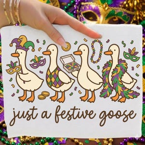 Op de afbeelding: Witte rechthoekige afbeelding met vier cartoon ganzen in feestelijke kleding. De ganzen zijn versierd met Mardi Gras-elementen, waaronder maskers, kralen en een koningscake. De tekst "just a festive goose" is in bruin schrift geschreven.