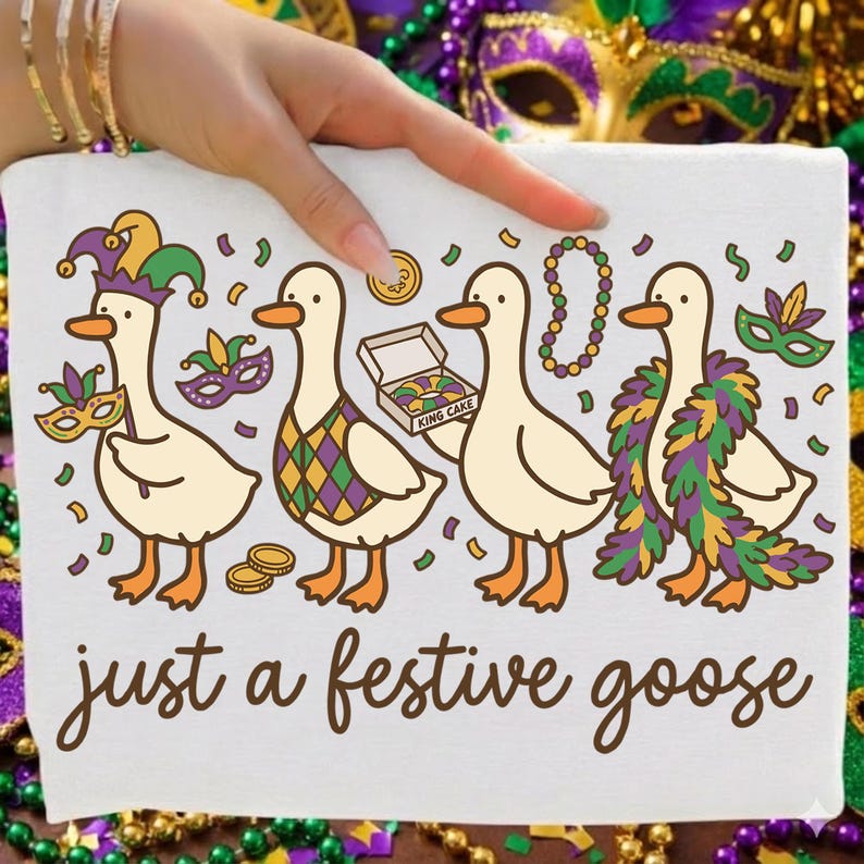 Op de afbeelding: Witte rechthoekige afbeelding met vier cartoon ganzen in feestelijke kleding. De ganzen zijn versierd met Mardi Gras-elementen, waaronder maskers, kralen en een koningscake. De tekst "just a festive goose" is in bruin schrift geschreven.