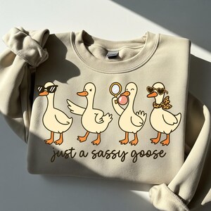 Ganso atrevido PNG, diseño de sublimación de ganso divertido, pato retro con gafas de sol PNG, diseño de camiseta atrevida, clipart de ganso femenino para sublimación imagen 2