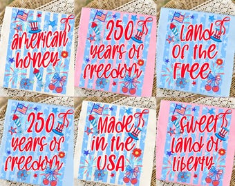 Może przedstawiać: Sześć patriotycznych wzorów w kolorach czerwonym, białym i niebieskim. Każdy wzór zawiera tekst, taki jak "American Honey", "250 Years of Freedom" i "Land of the Free", a także fajerwerki, flagi i ilustracje wiśni.