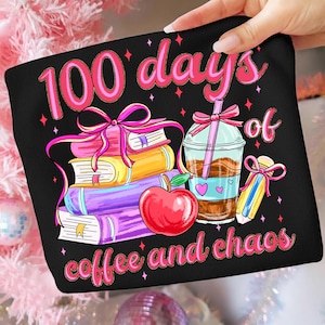Puede incluir: Bolso tote negro con el texto "100 días de café y caos". El diseño incluye una pila de libros, una manzana roja y una bebida de café con un lazo rosa. El texto y el diseño son rosas y blancos.