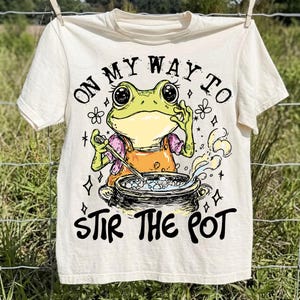 En camino a remover la olla PNG, Rana divertida para sublimación PNG, Diseño de rana sarcástica PNG, Rana que revuelve la olla PNG, Diseño de camiseta de rana dramática PNG