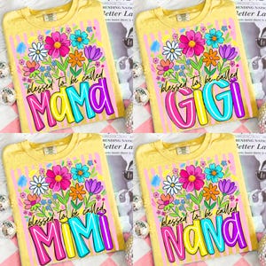 Pode incluir: Quatro camisetas amarelas com desenhos florais e as palavras "MAMA", "GIGI", "MIMI" e "NANA" em letras coloridas. Cada camisa tem a frase "blessed to be called" acima do nome.