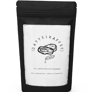 Può includere: Un sacchetto nero richiudibile con un'etichetta bianca che dice "Dattelkaffee seit 2023" e "Aus gerösteten Dattelkernen Eine nachhaltige Kaffee-Alternative". L'etichetta presenta anche un'illustrazione in bianco e nero di un dattero.