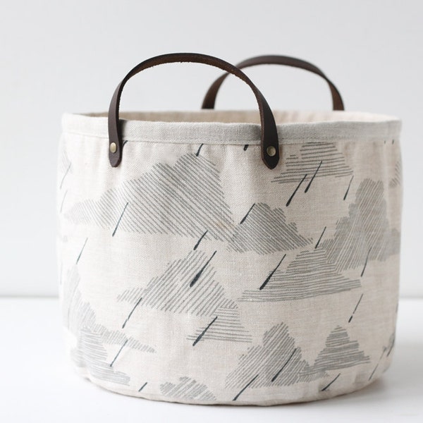 Cubo pequeño - luz de día lluvioso