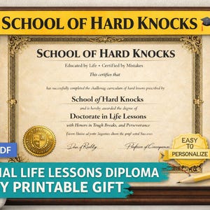 Könnte beinhalten: Ein gerahmtes Diplom mit dem Text "School of Hard Knocks" und "Doctorate in Life Lessons". Das Diplom hat ein goldenes Siegel und ist mit kunstvollen Schnörkeln verziert. Die Worte "OFFICIAL LIFE LESSONS DIPLOMA FUNNY PRINTABLE GIFT" stehen unten.