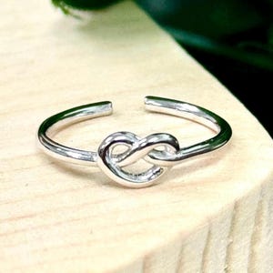 Sterling Silver 925 Heart Infinity Knot Toe Ring •  pretzel • eternal knot Adjustable • summer look • beach lover • minimalist • trendy