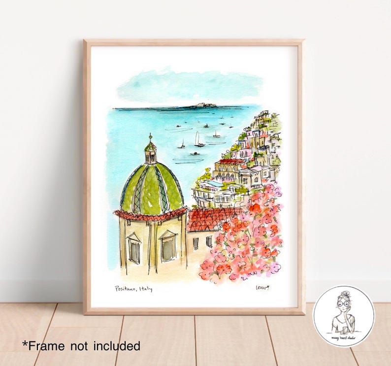 K&ouml;nnte beinhalten: Aquarellmalerei einer farbenfrohen Stadtlandschaft mit einem gr&uuml;nen Kuppelgeb&auml;ude im Vordergrund. Die Stadt ist an einem Hang gebaut, der auf ein blaues Meer mit Booten blickt. Der Text "Positano, Italien" befindet sich am unteren Rand des Gem&auml;ldes.