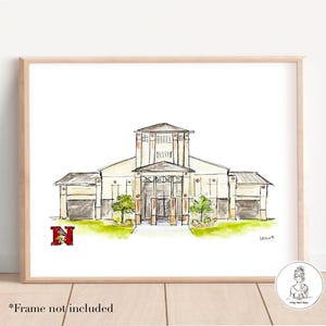 以下が含まれることがあります： 左下の隅に赤い「N」が描かれた建物の水彩画。建物は薄いベージュ色で、茶色の屋根と窓がある。建物の前に木が2本ある。