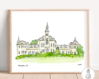 Könnte beinhalten: Aquarell-Illustration eines Gebäudes mit einem hohen Turm und mehreren Flügeln. Das Gebäude ist von grünen Bäumen und Gras umgeben. Der Text "Manhattan, KS" und "Louwt" ist unten im Bild sichtbar.