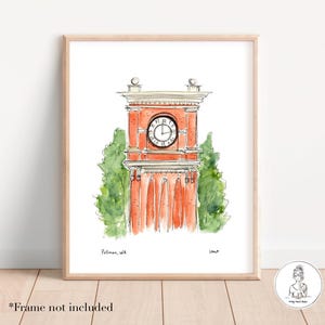 Puede incluir: Ilustración de acuarela de una torre de reloj de ladrillo rojo con una esfera de reloj y un fondo blanco. La torre está rodeada de árboles verdes. El texto "Pullman, WA" está escrito debajo de la torre.