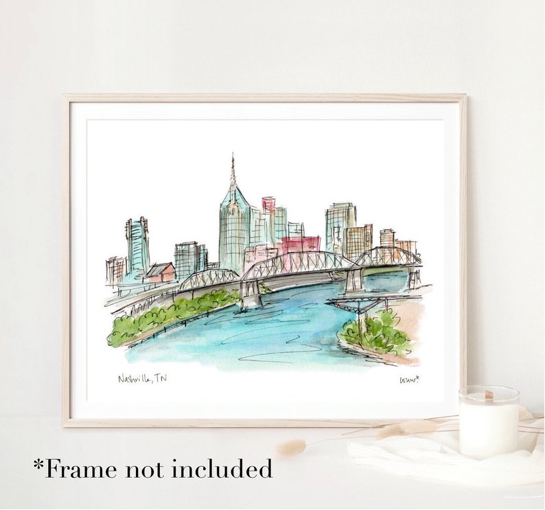 K&ouml;nnte beinhalten: Eine Aquarell-Illustration der Skyline von Nashville, TN mit einer Br&uuml;cke &uuml;ber einem Fluss. Die Illustration ist in Blaut&ouml;nen, Gr&uuml;n- und Braunt&ouml;nen gehalten.
