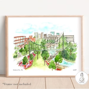 以下が含まれることがあります： 滝を背景に川にかかる橋を描いた水彩画。橋は緑色で、川は青色です。背景には木々と建物があります。絵の左下には「Greenville, SC」という文字が書かれています。