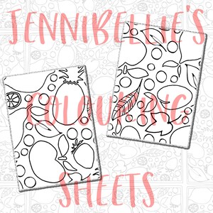 Puede incluir: Dos p&aacute;ginas para colorear en blanco y negro con dise&ntilde;os de frutas. La primera p&aacute;gina tiene una pi&ntilde;a, un mango y fresas. La segunda p&aacute;gina tiene un patr&oacute;n de limones, hojas y c&iacute;rculos.