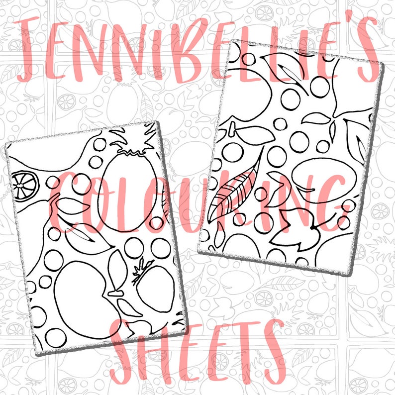 Puede incluir: Dos p&aacute;ginas para colorear en blanco y negro con dise&ntilde;os de frutas. La primera p&aacute;gina tiene una pi&ntilde;a, un mango y fresas. La segunda p&aacute;gina tiene un patr&oacute;n de limones, hojas y c&iacute;rculos.