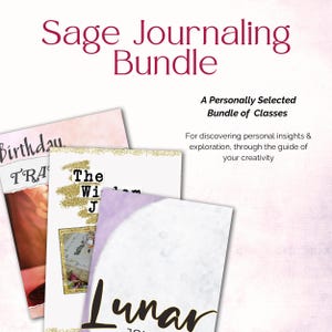 Pode incluir: A imagem mostra um "Sage Journaling Bundle" com três diários. Os diários têm títulos como "Birthday", "The Wisdom Journal" e "Lunar Journal". O texto indica um pacote de aulas selecionado pessoalmente para descobrir ideias e explorar a criatividade.