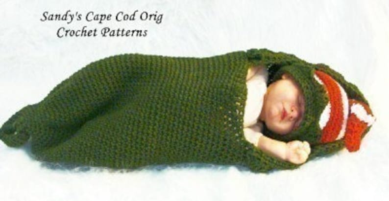 Baby Elf Sleeping in Daddy's Elf Shoe to Crochet Pattern PDF448 Great Photo Prop image 4