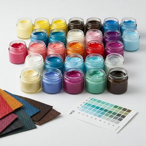 Peut inclure: Une collection de 30 petits pots de peinture de différentes couleurs, dont le jaune, le bleu, le rouge, le vert et le marron. Les pots sont disposés en rangées sur une surface blanche. Un nuancier avec l'étiquette "NCS" se trouve dans le coin inférieur droit de l'image.