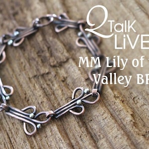 Può includere: Un braccialetto in rame e argento con un design delicato e intricato. Il braccialetto è realizzato con più fili di filo intrecciati e intrecciati per creare una serie di piccoli anelli a forma di cuore. Il braccialetto è decorato con piccole perline d'argento.