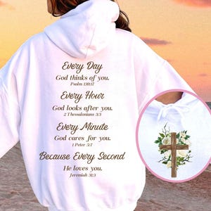 Jeden Tag denkt Gott an dich PNG, christlicher Bibel-Vers-Hoodie-Design, Schriftsublimationsdatei, inspirierender Glaube PNG, digitaler Download