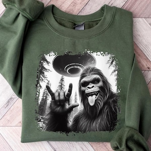 Bigfoot y OVNI PNG - Diseño digital divertido de encuentro con extraterrestres - Gráfico de sublimación Rock On Sasquatch