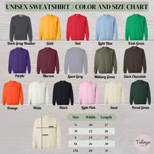 K&ouml;nnte beinhalten: Eine Farbkarte f&uuml;r Unisex-Sweatshirts, die Farben wie Dunkelgrau, Gold, Rot und Hellblau zeigt. Die Karte enth&auml;lt eine Gr&ouml;&szlig;entabelle mit Ma&szlig;en in cm f&uuml;r Breite und L&auml;nge.