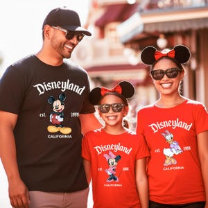 Puede incluir: Taza de cer&aacute;mica blanca con asa negra y la frase "But First, Coffee" en negro. La taza se muestra sobre un fondo borroso, sugiriendo un ambiente acogedor.