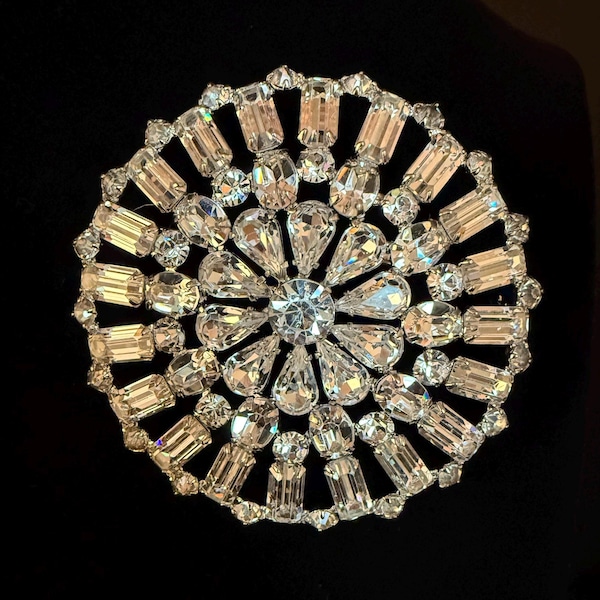 Broche vintage de mediados de siglo, grande, redondo, con diamantes de imitación transparentes - Brillo clásico de diamante