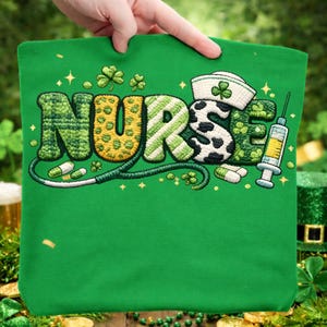 Może przedstawiać: Zielona bluza z napisem "NURSE" w ozdobnej czcionce, ze stetoskopem, pigułkami i czapką pielęgniarki z koniczyną. Projekt zawiera koniczyny i strzykawkę, świętując Dzień Świętego Patryka.