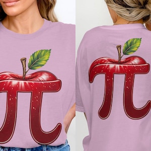 Puede incluir: Una camiseta rosa con un gráfico de manzana roja con forma de símbolo matemático pi. La manzana tiene una hoja verde y un tallo marrón.